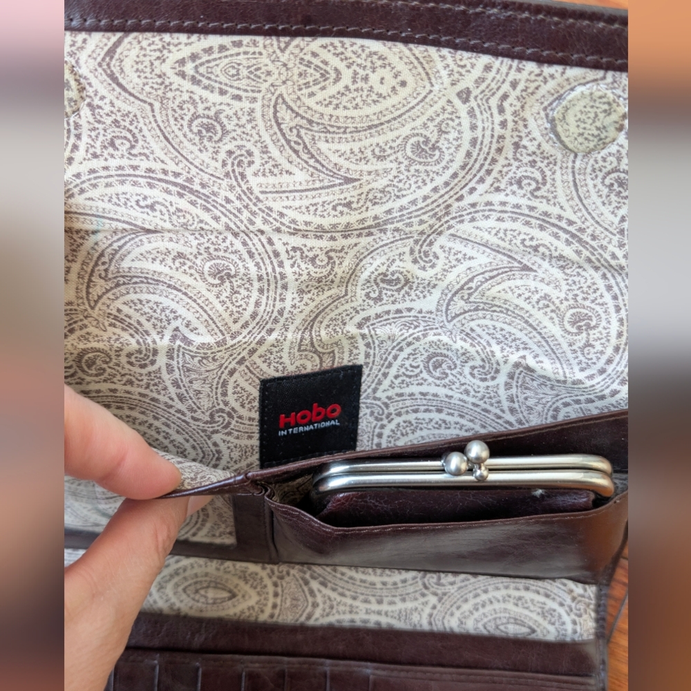 HOBO International Sadie Brown Polished Leather Trifold Keyring Clutch Wallet - Picture 4 of 4